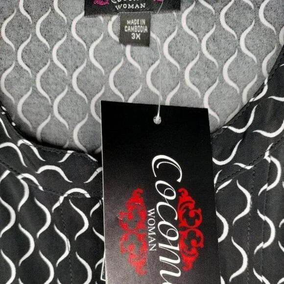 Cocomo Women's Plus Size 2X Black & White Geo Print Pintuck Short Sleeve Top - Picture 6 of 7